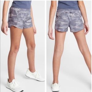 Athleta Girl Heart The Hustle 2.5 Shorts (Gray Camo)